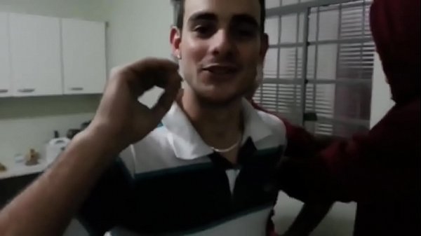 Pagando aposta fazendo quadradinho de oito pelado na rua